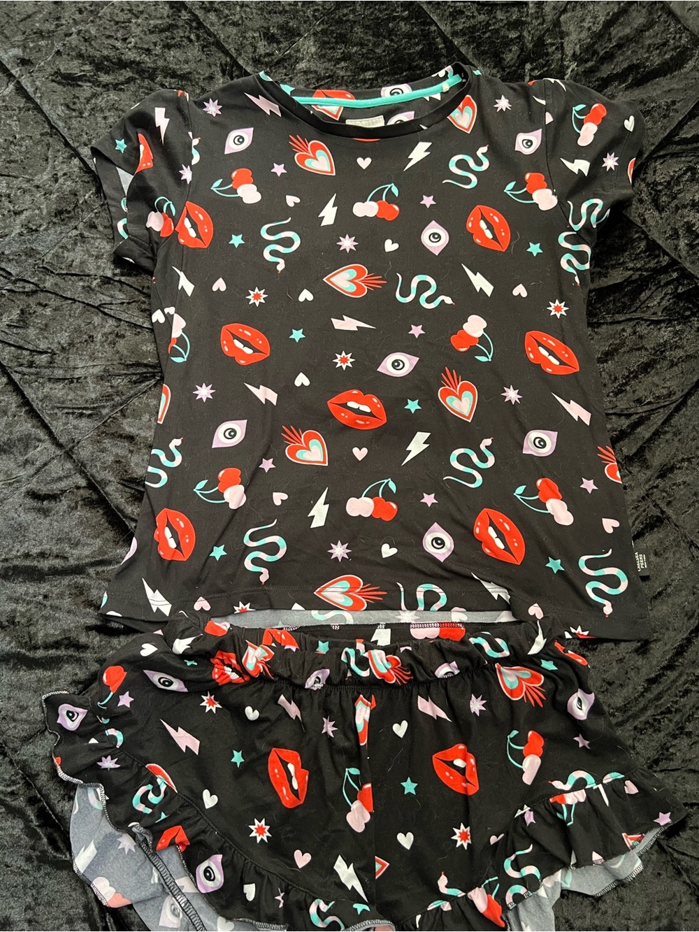 Chelsea peers Black witchy Short Sleeve Pajama Set
